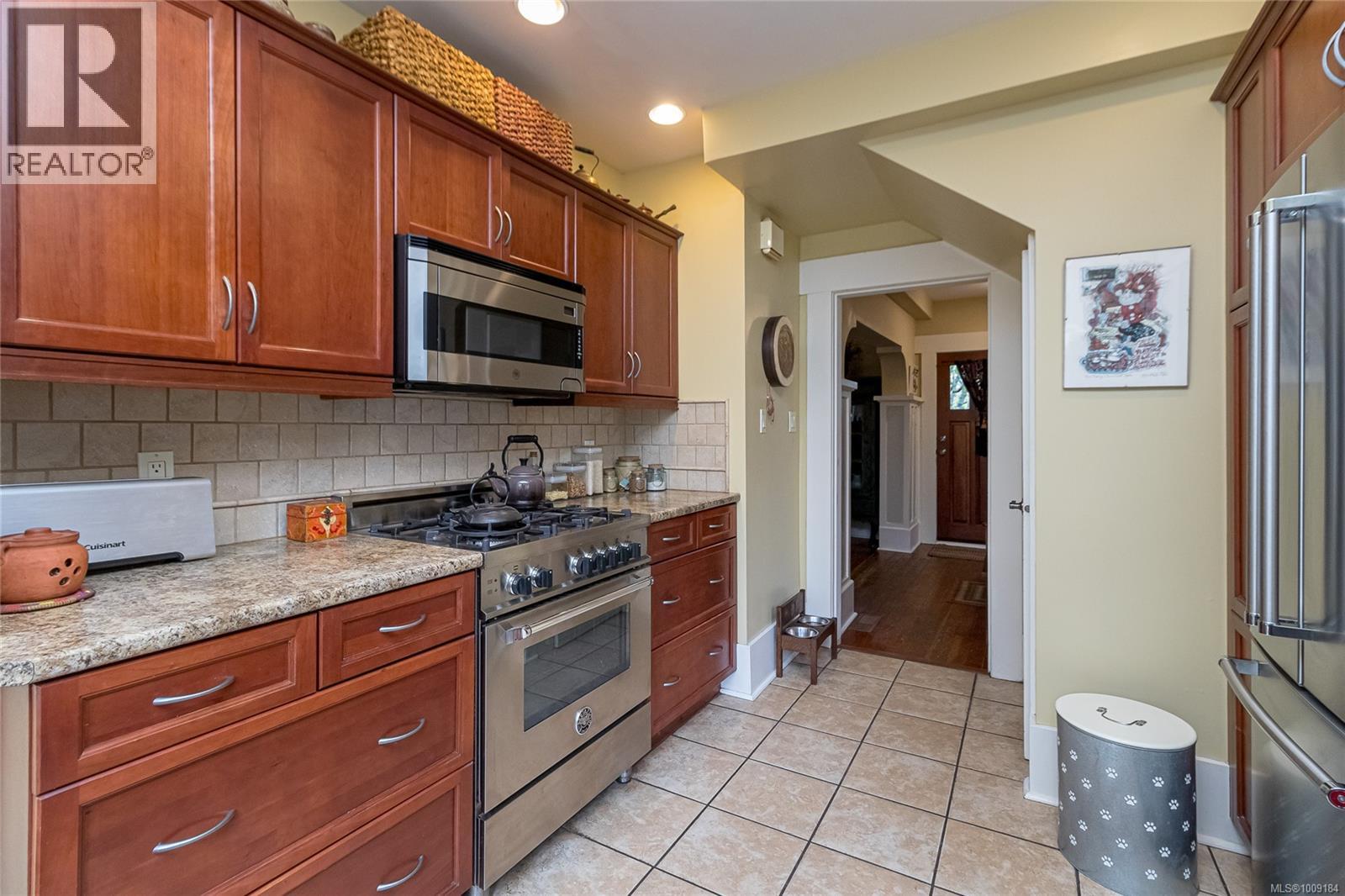 Photo 5 of 1319 Point St, Victoria BC