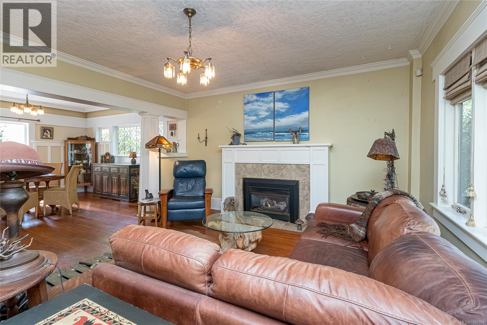 Photo 8 of 1319 Point St, Victoria BC