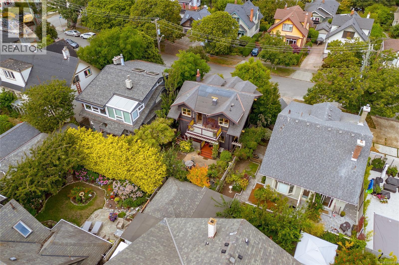 Photo 4 of 1319 Point St, Victoria BC