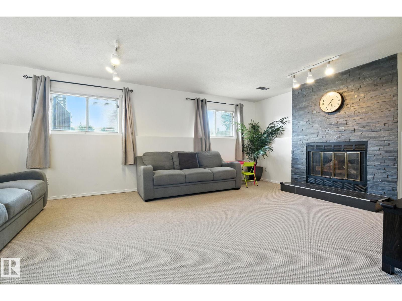 Photo 10 of 7336 152 C Av Nw, Edmonton AB