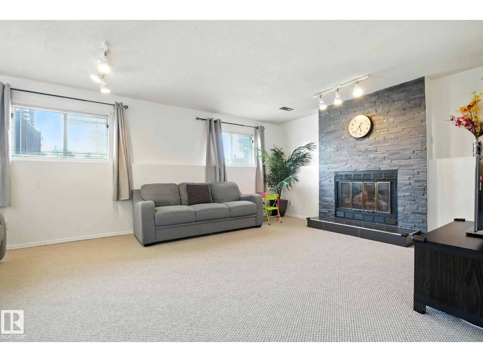 Photo 11 of 7336 152 C Av Nw, Edmonton AB