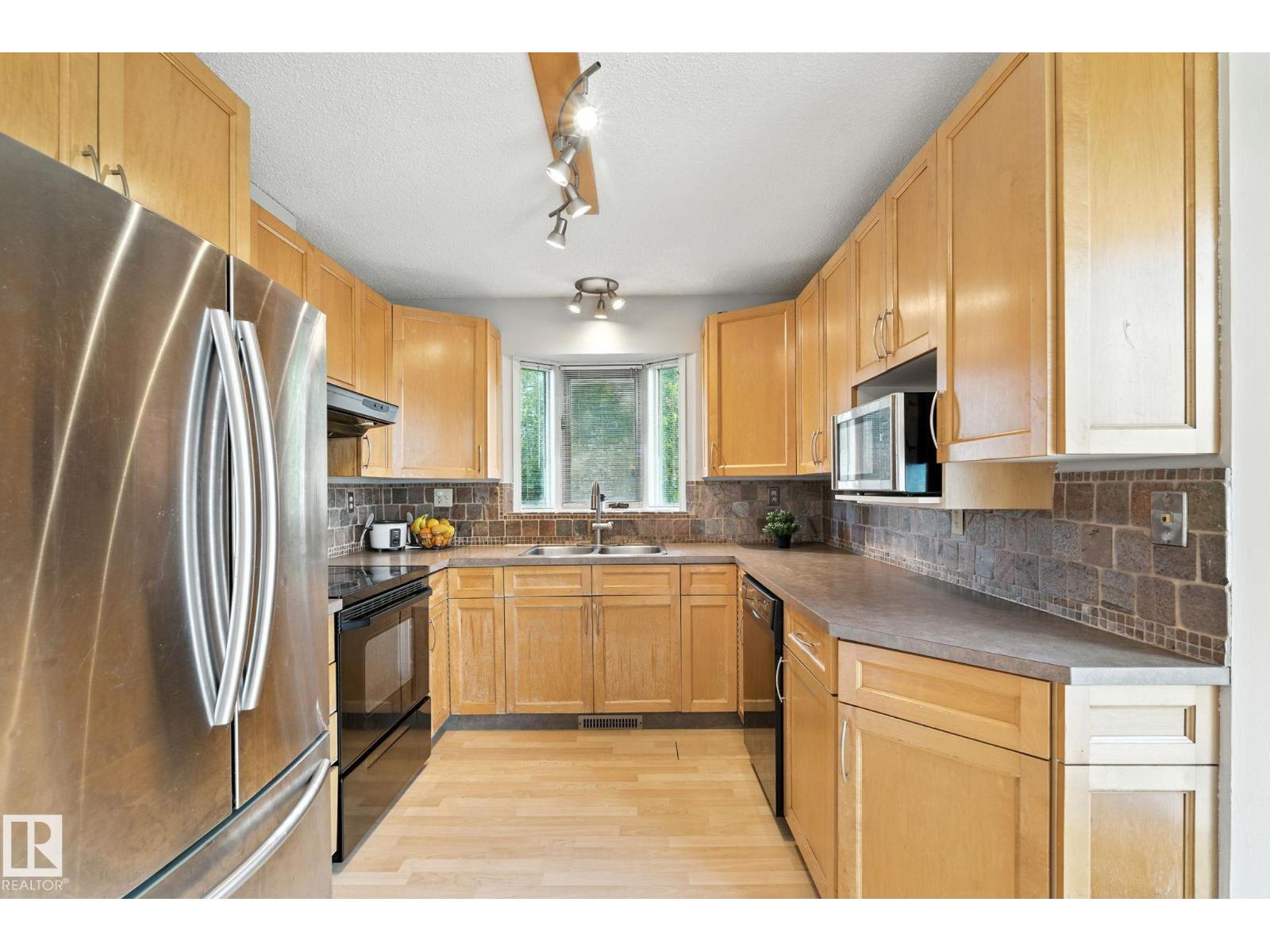 Photo 9 of 7336 152 C Av Nw, Edmonton AB