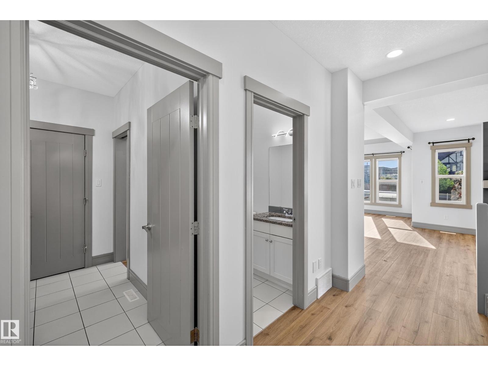 Photo 3 of 3608 Parker Cl Sw, Edmonton AB