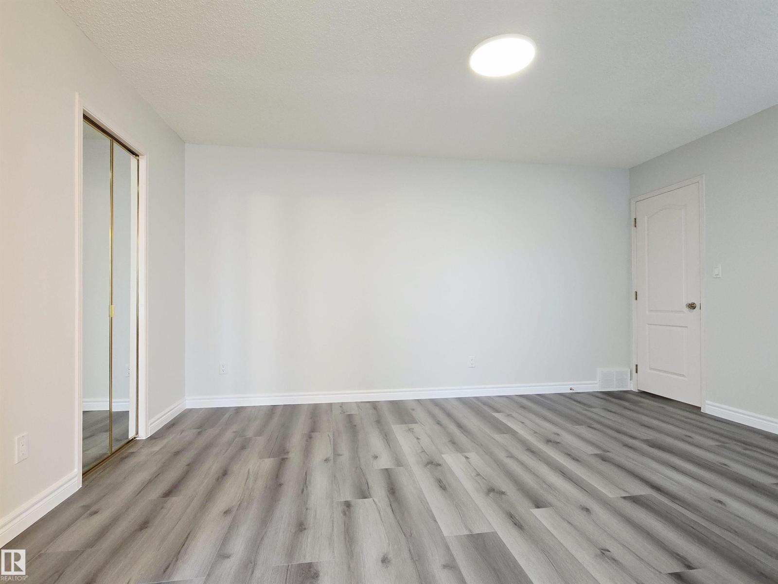 Photo 4 of 738 Burton Cr Nw, Edmonton AB
