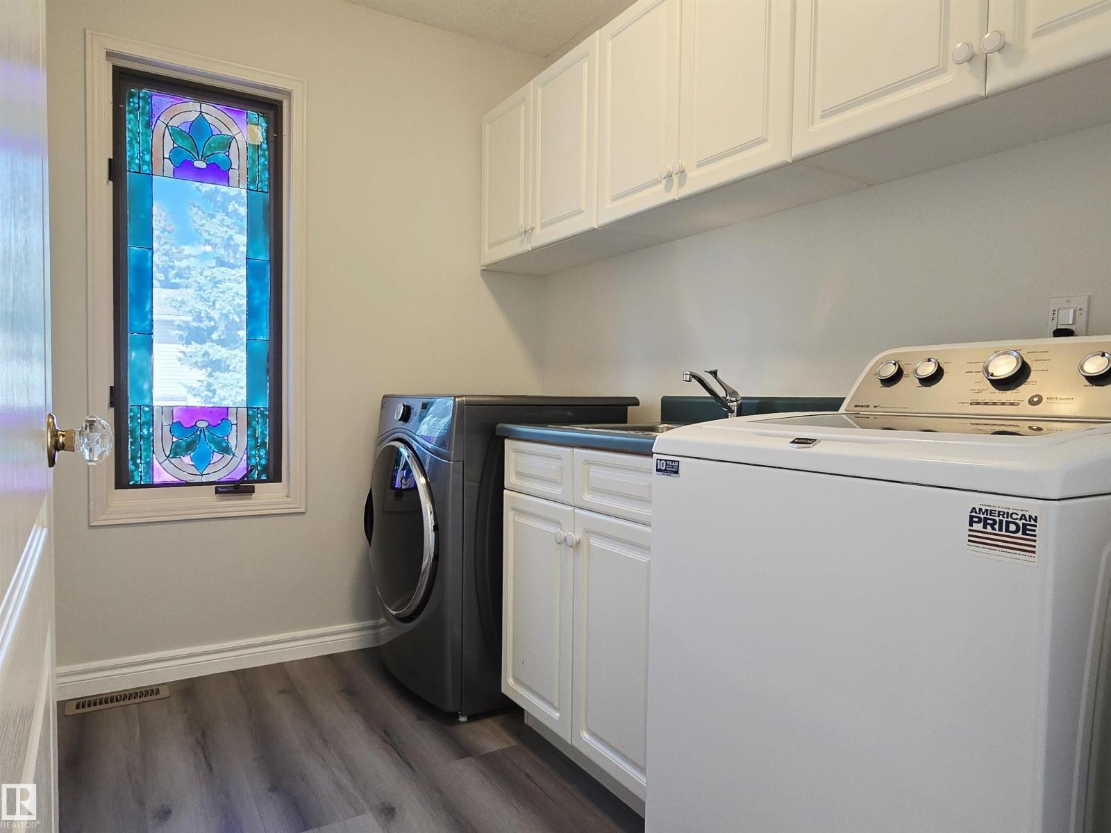Photo 13 of 738 Burton Cr Nw, Edmonton AB