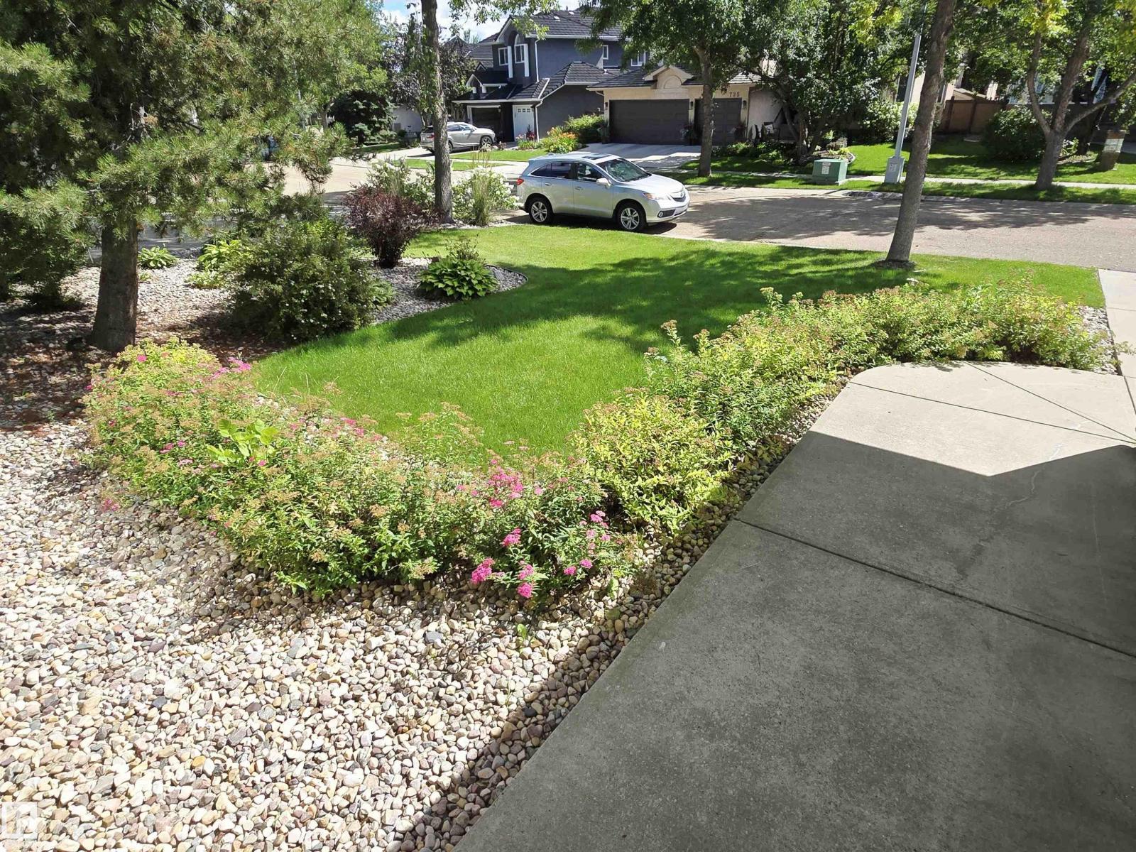 Photo 5 of 738 Burton Cr Nw, Edmonton AB