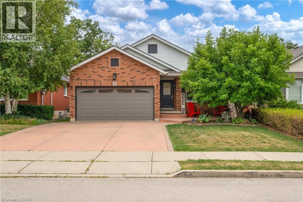 Photo 10 of 31 Bolzano Court, Hamilton ON