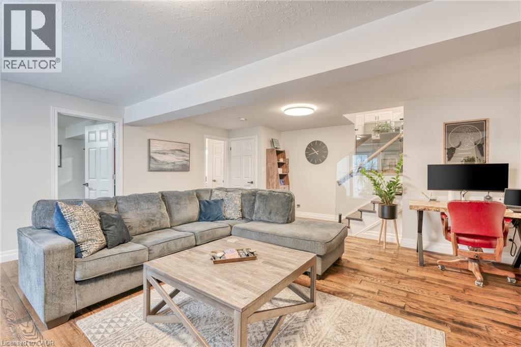 Photo 15 of 31 Bolzano Court, Hamilton ON