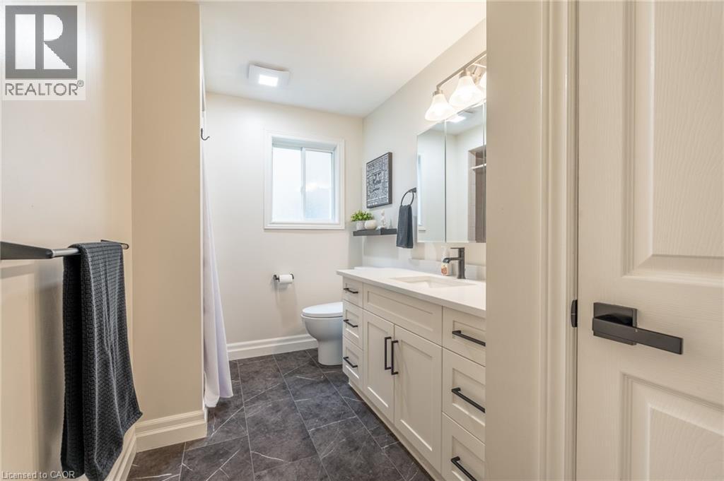 Photo 40 of 31 Bolzano Court, Hamilton ON