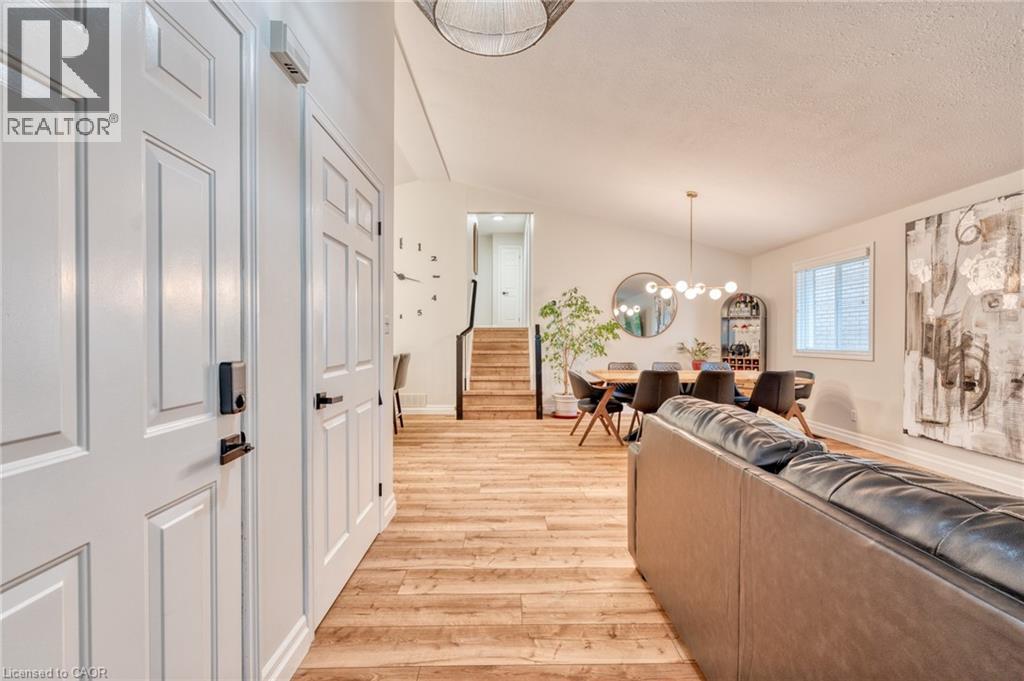 Photo 17 of 31 Bolzano Court, Hamilton ON