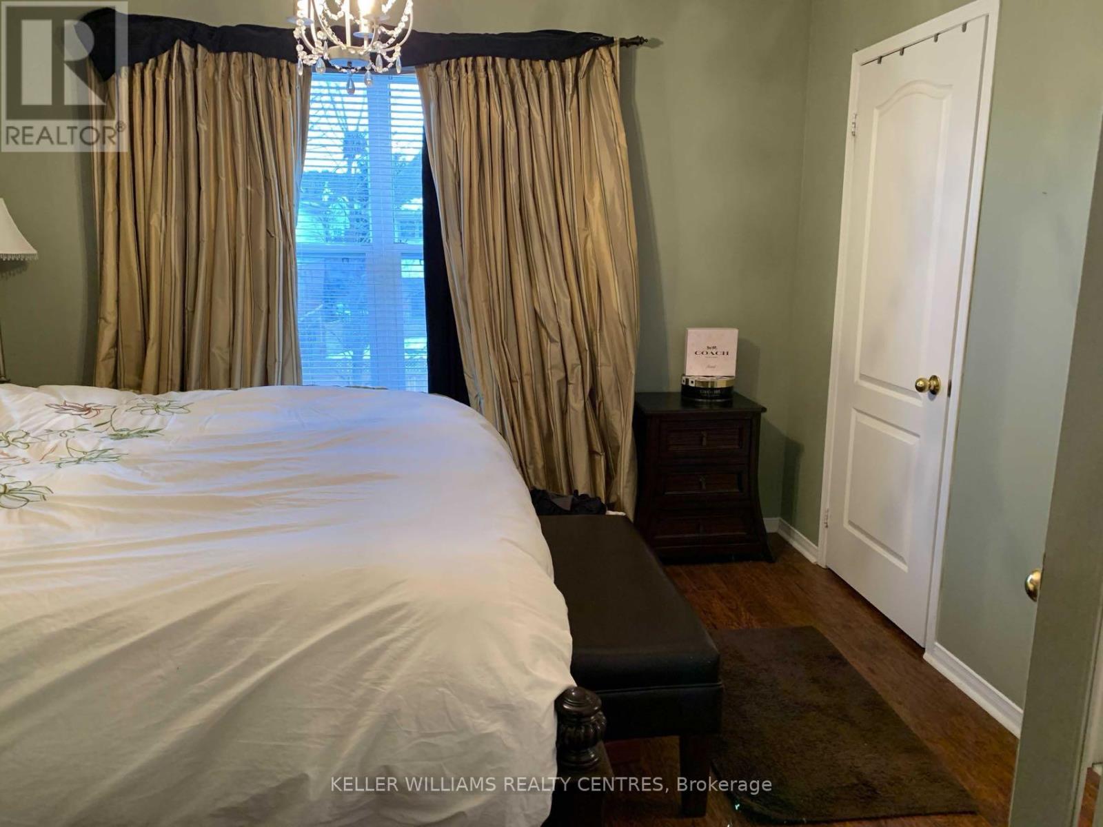 Photo 11 of 89 Mugford Road, Aurora ON