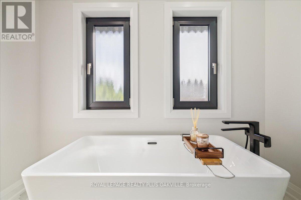 Photo 31 of 3571 Swirlingleaves Crescent, Mississauga ON