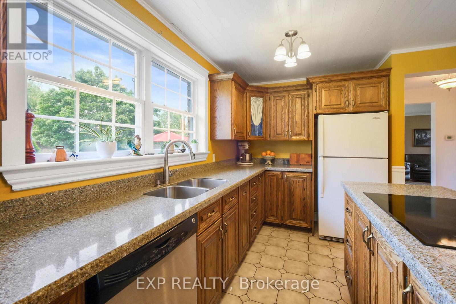 Photo 4 of 183 Hamilton Road, Russell ON