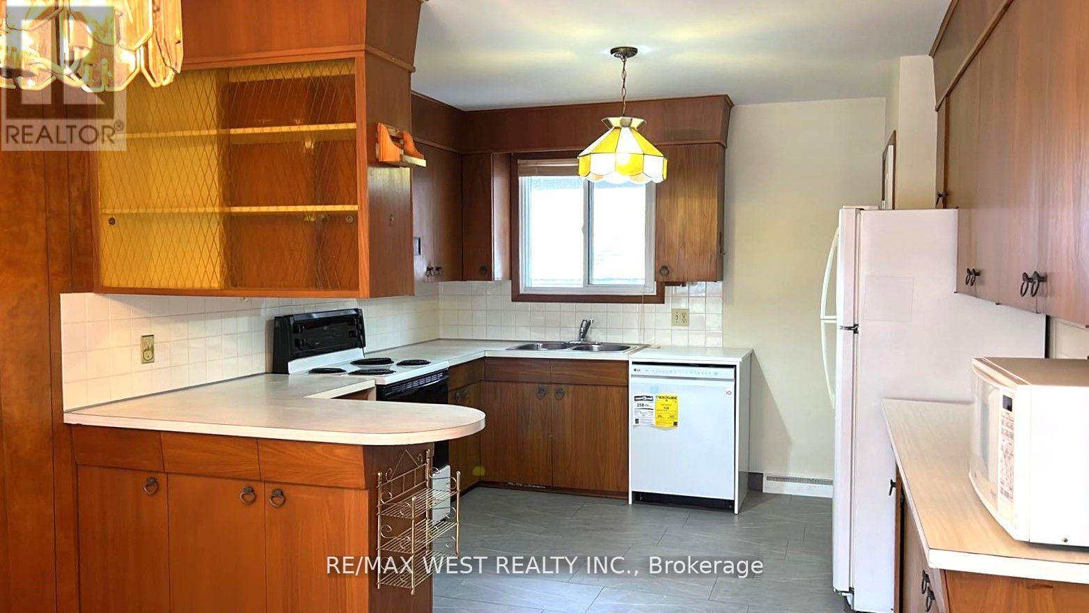 Photo 8 of 6725 Crawford Street, Niagara Falls ON