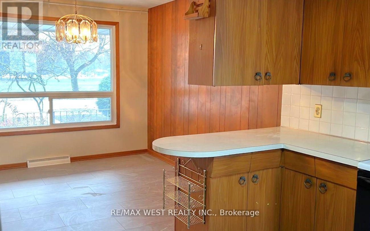 Photo 4 of 6725 Crawford Street, Niagara Falls ON