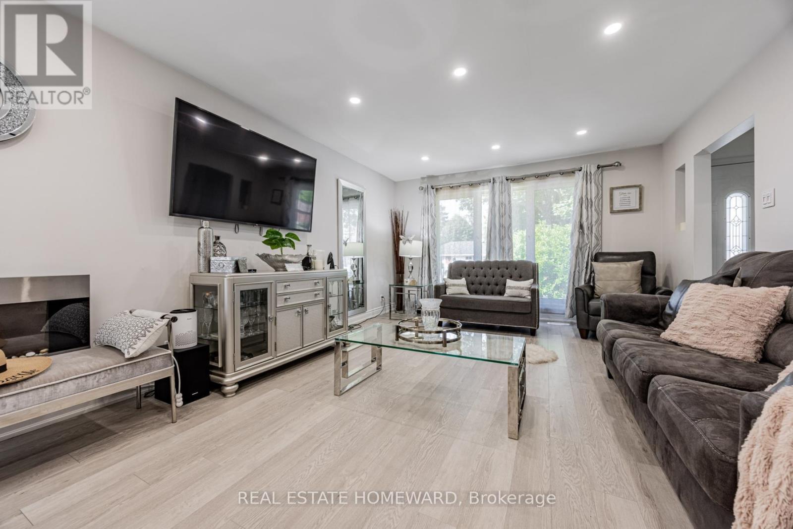 Photo 2 of 259 Windsor Street, Oshawa ON