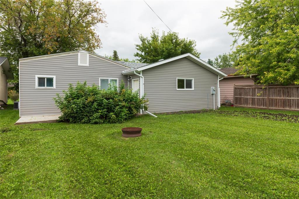 Photo 2 of 434 Elmdale Street, Steinbach MB