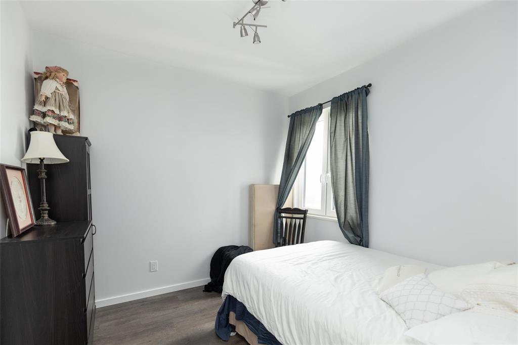 Photo 17 of 54 Parkhill Crescent, Steinbach MB