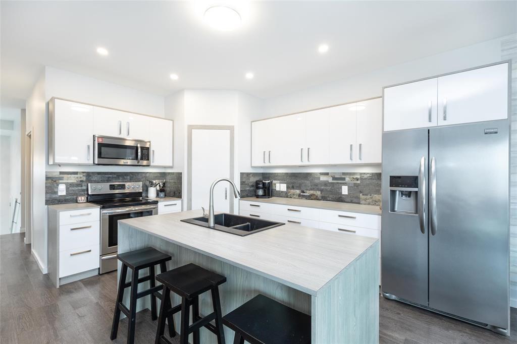 Photo 9 of 54 Parkhill Crescent, Steinbach MB
