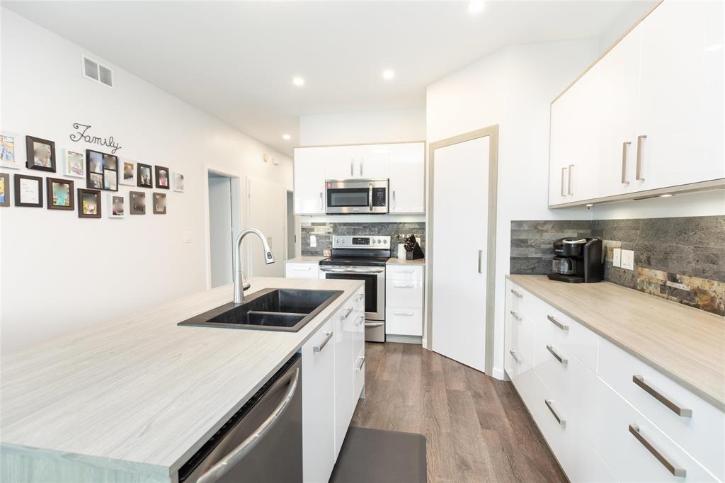 Photo 10 of 54 Parkhill Crescent, Steinbach MB