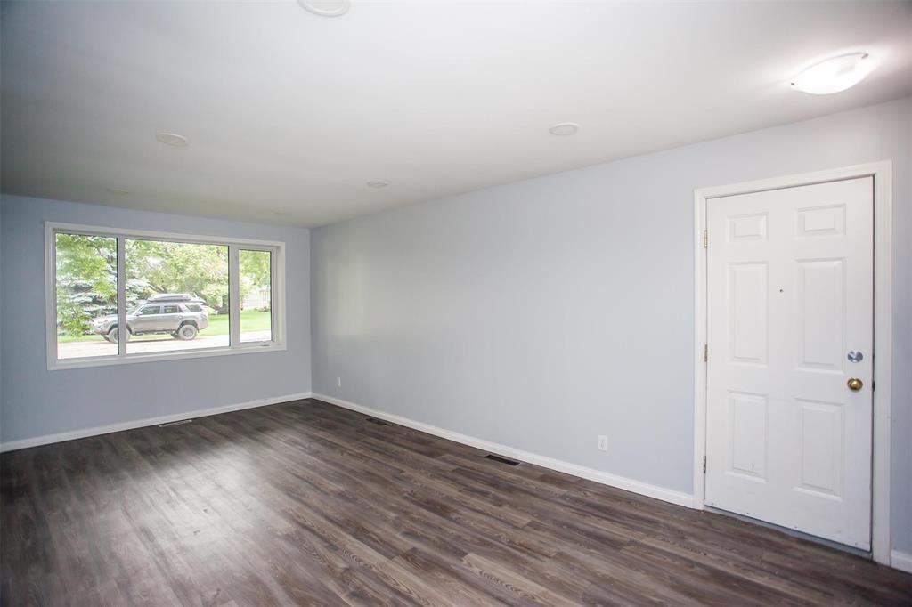 Photo 2 of 54 Jameswood Drive, Winnipeg MB