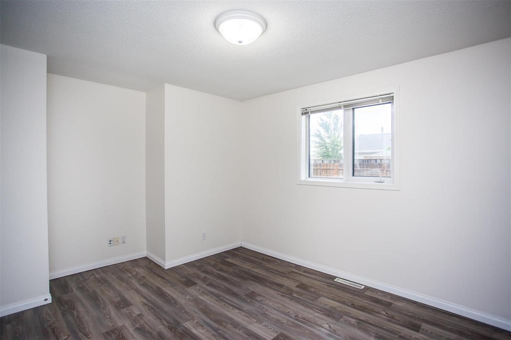 Photo 11 of 54 Jameswood Drive, Winnipeg MB