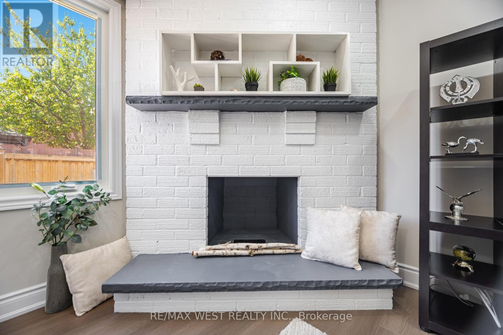 Photo 2 of 5088 Guildwood Way, Mississauga ON