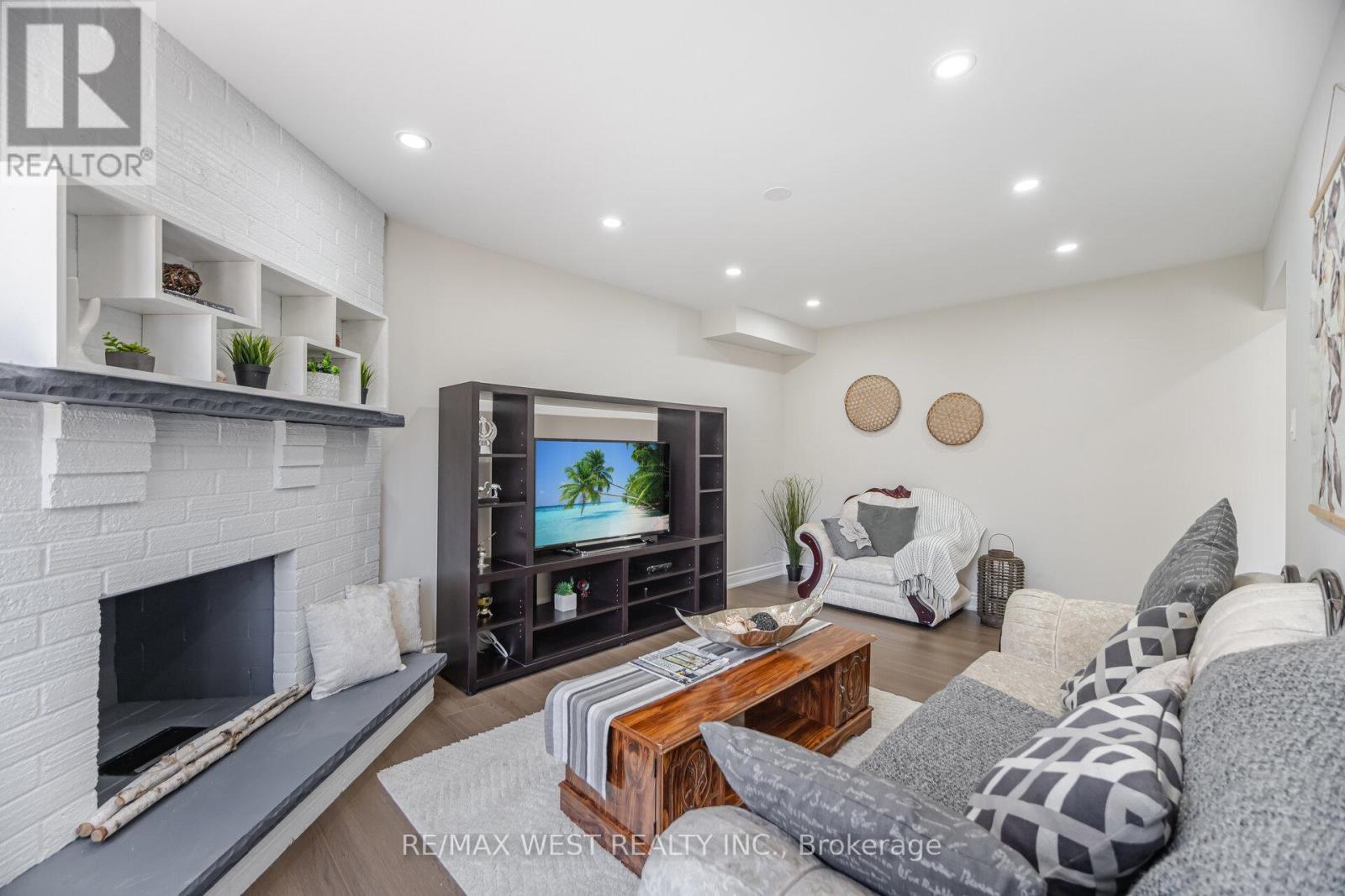 Photo 12 of 5088 Guildwood Way, Mississauga ON