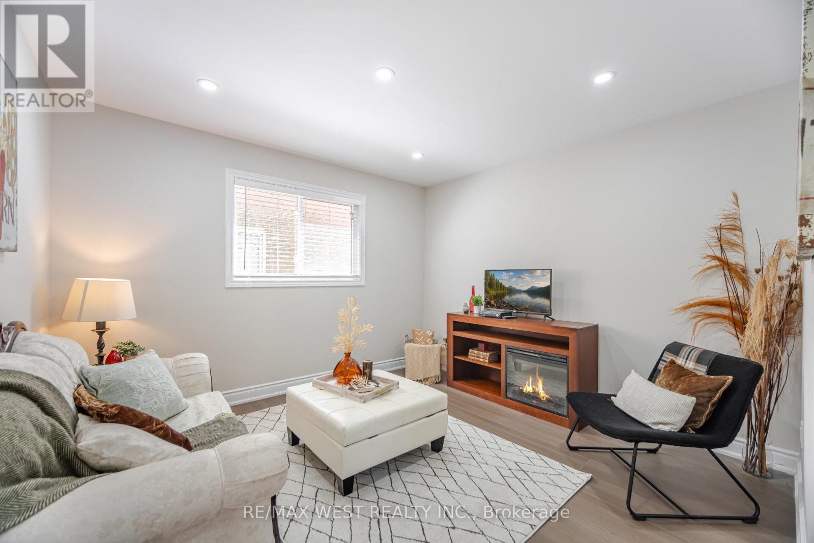 Photo 32 of 5088 Guildwood Way, Mississauga ON