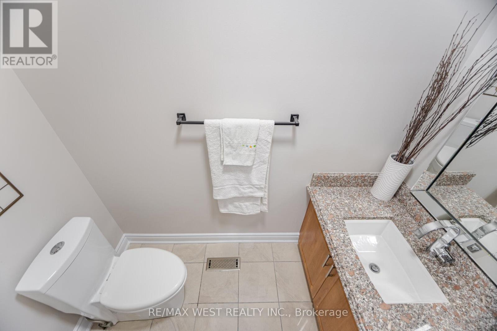 Photo 10 of 5088 Guildwood Way, Mississauga ON