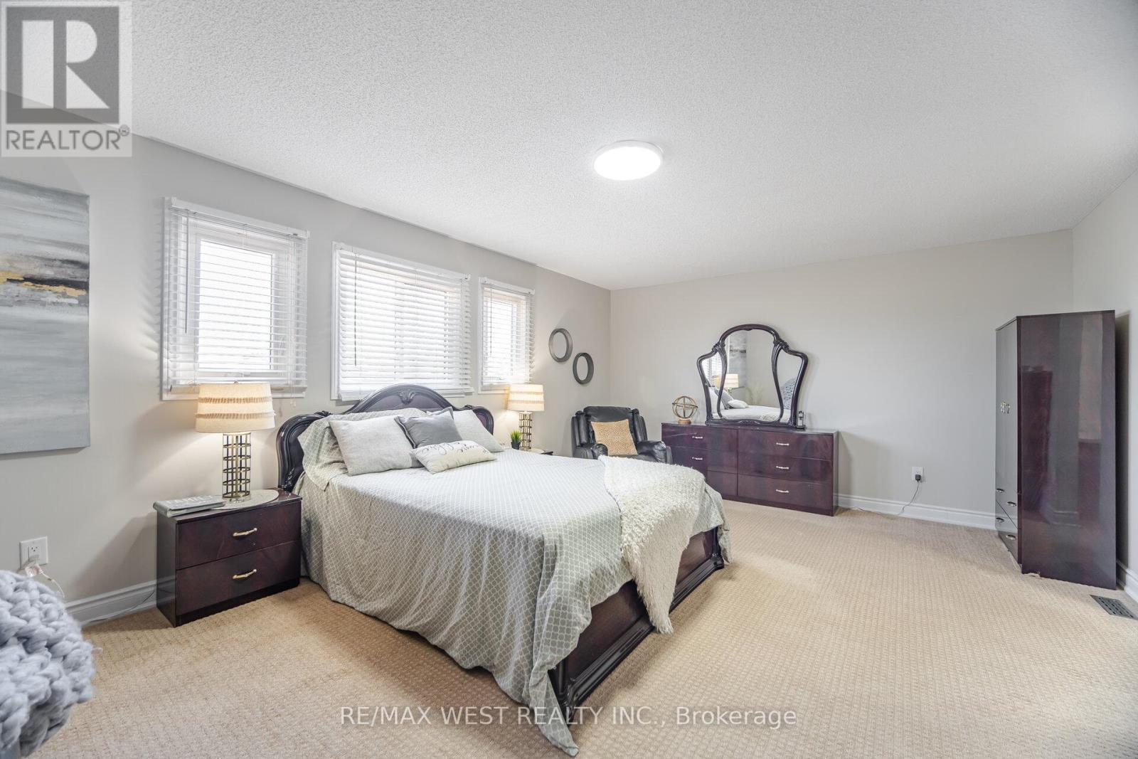 Photo 24 of 5088 Guildwood Way, Mississauga ON