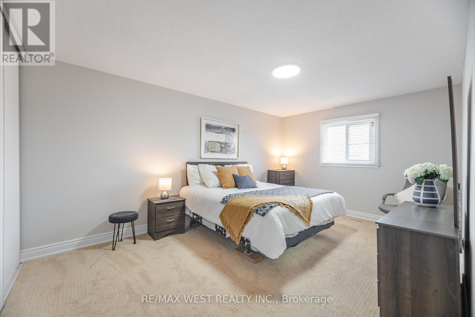 Photo 25 of 5088 Guildwood Way, Mississauga ON