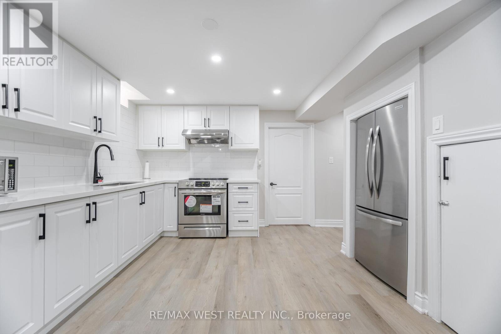 Photo 37 of 5088 Guildwood Way, Mississauga ON