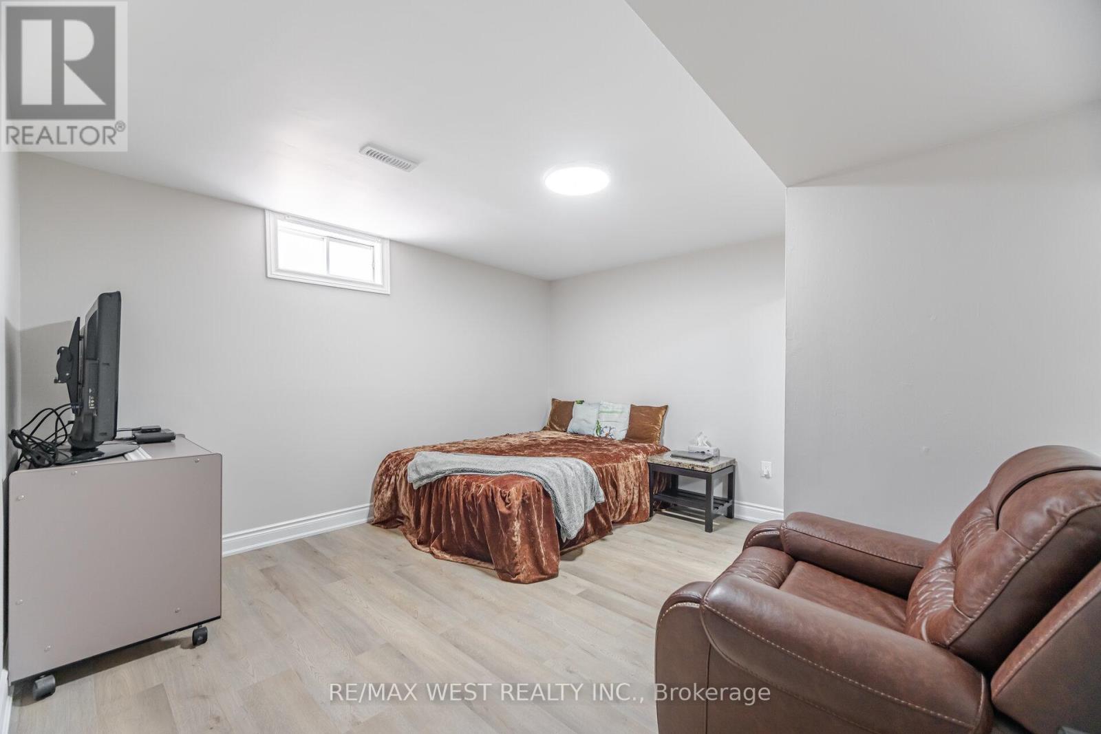 Photo 13 of 5088 Guildwood Way, Mississauga ON