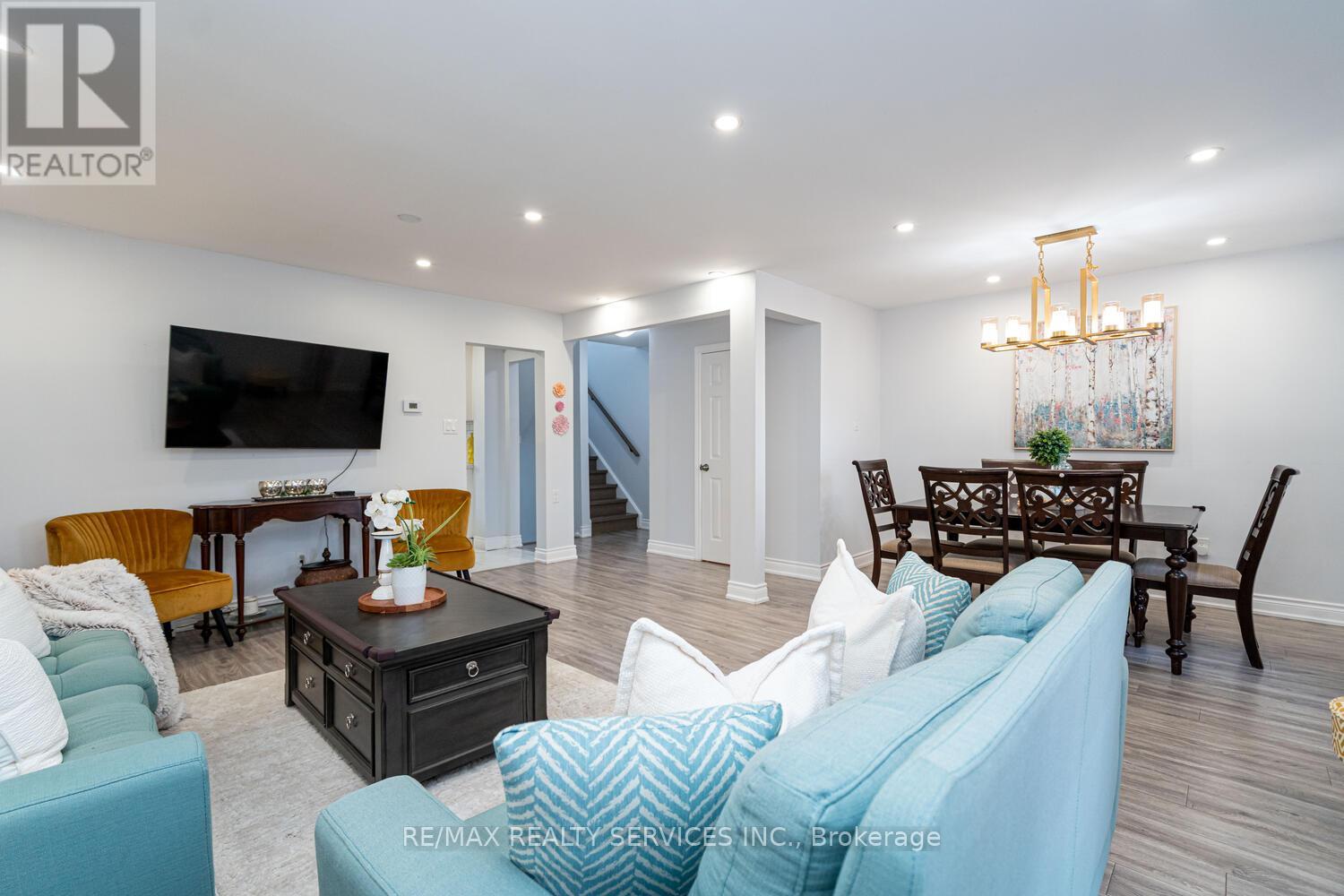 Photo 5 of 1330 Brands Court, Pickering ON
