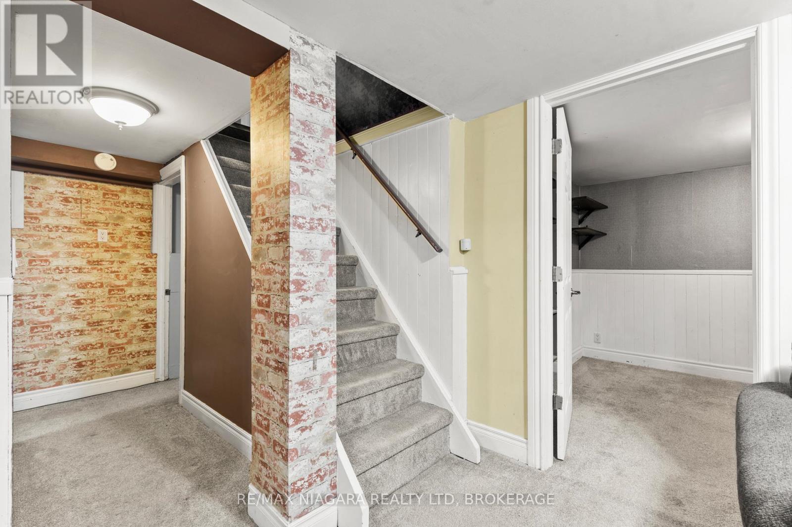 Photo 2 of 272 Wallace Avenue S, Welland ON