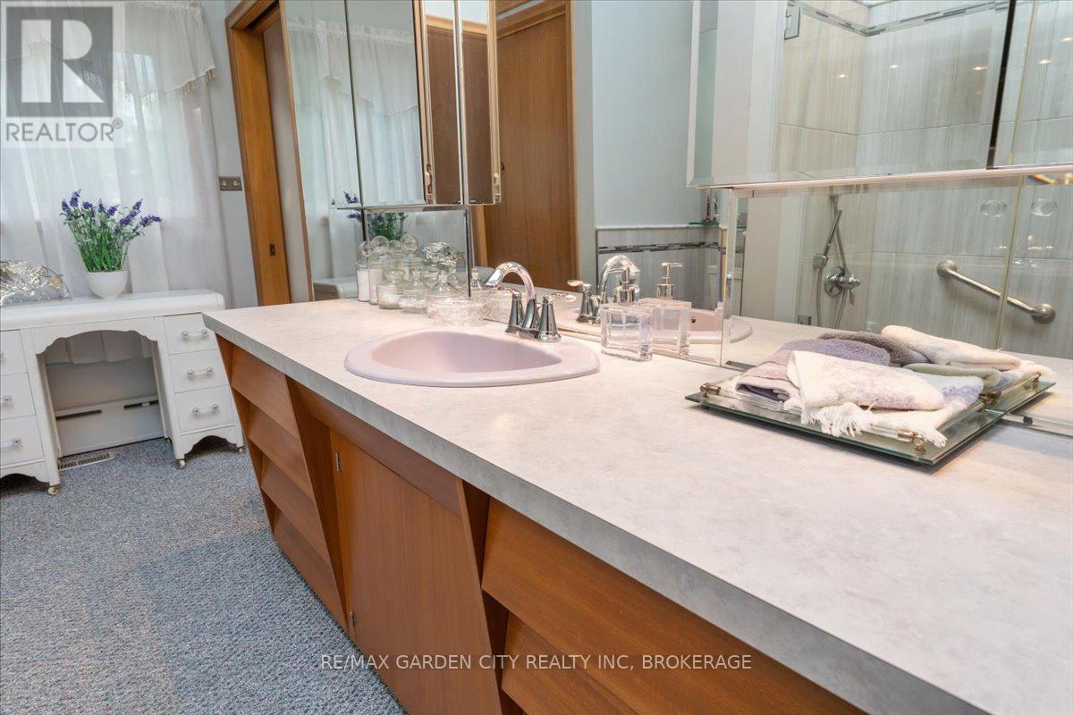 Photo 42 of 7 Glenayr Place, St Catharines ON
