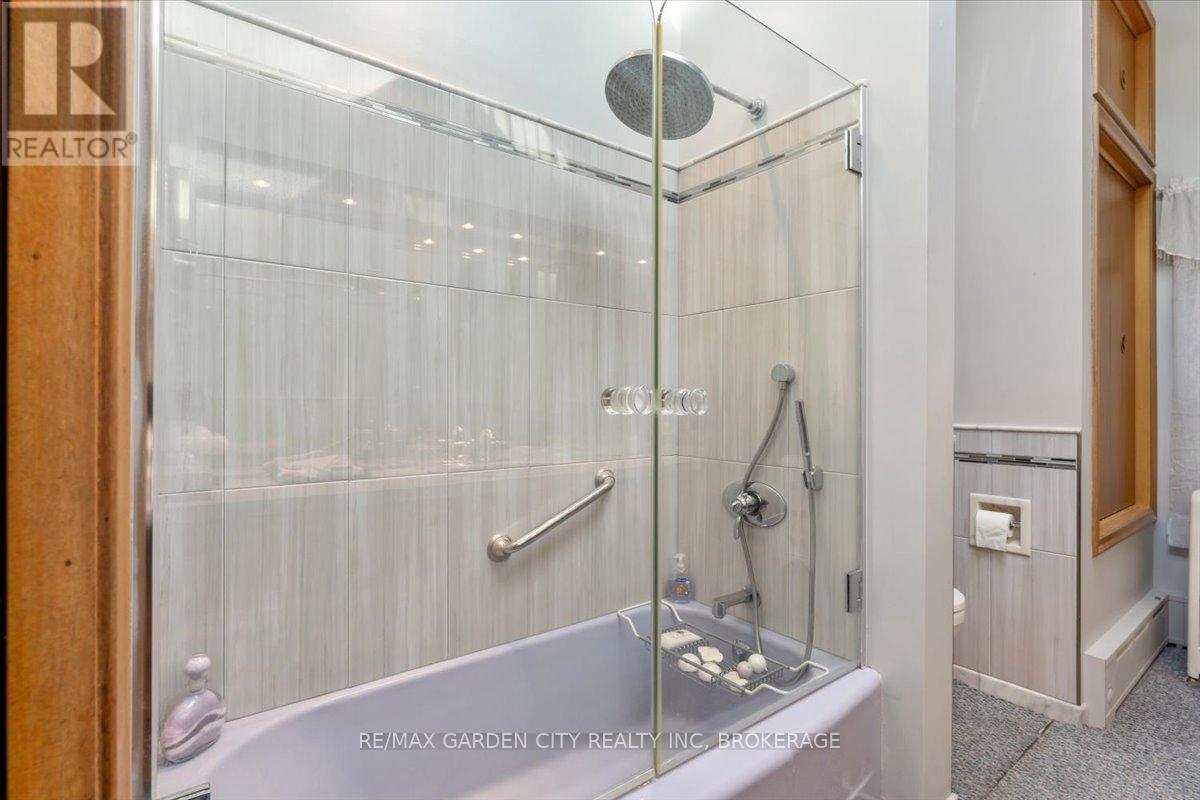 Photo 18 of 7 Glenayr Place, St Catharines ON