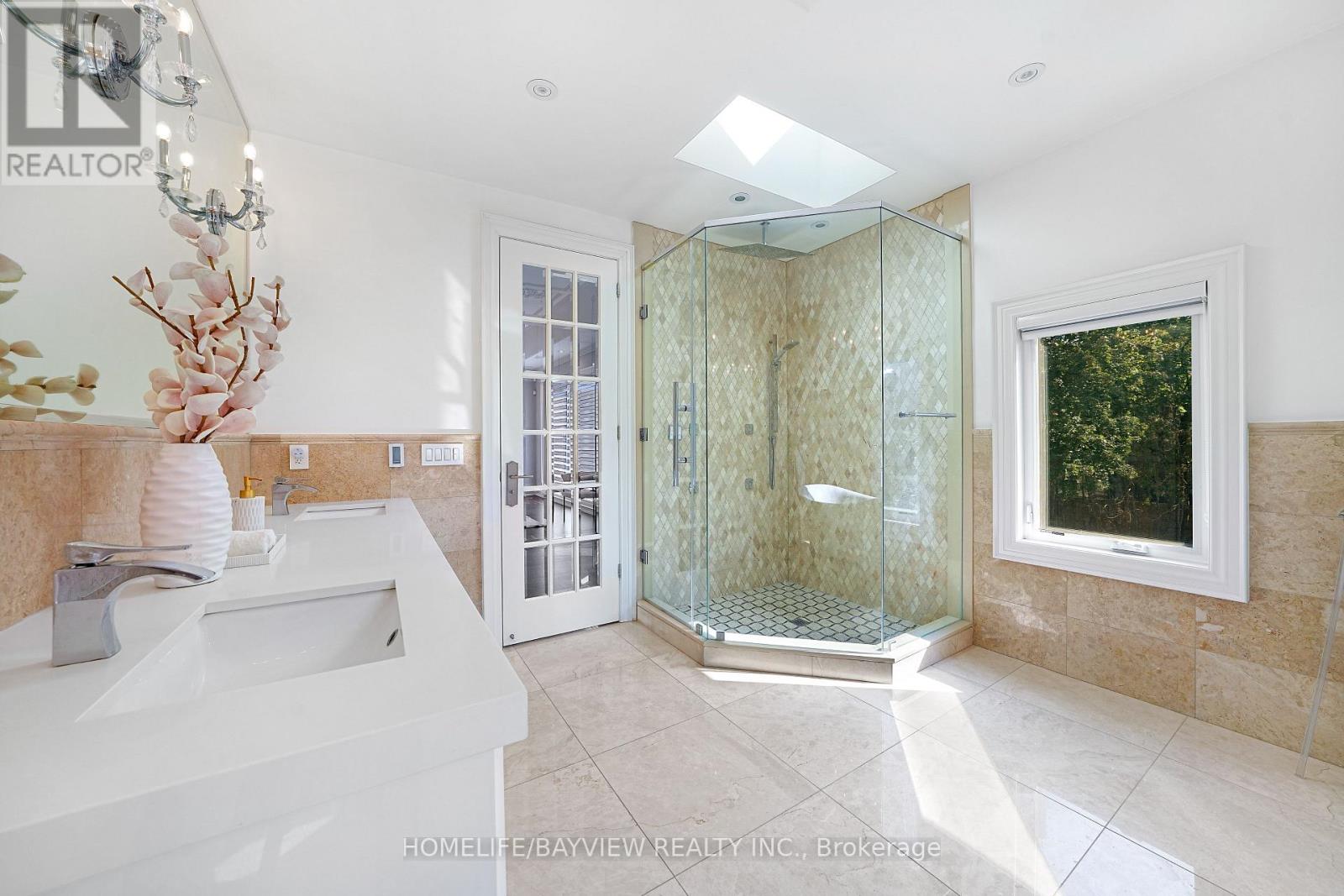 Photo 19 of 111 Hillview Road, Aurora ON