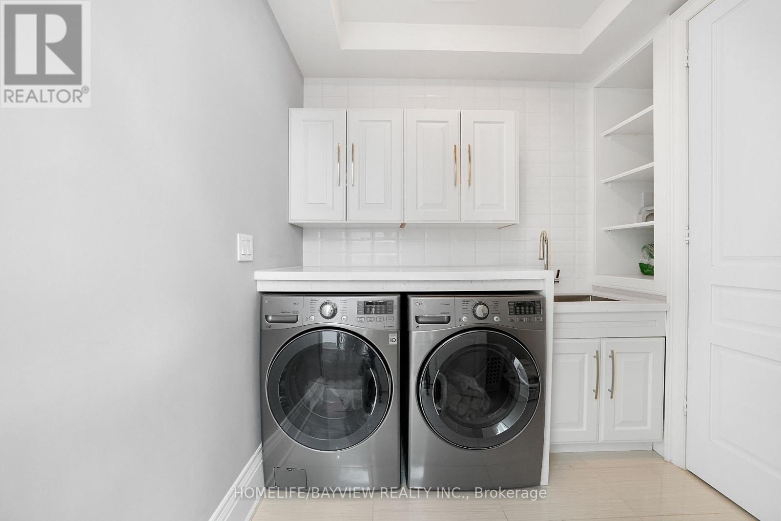 Photo 6 of 111 Hillview Road, Aurora ON