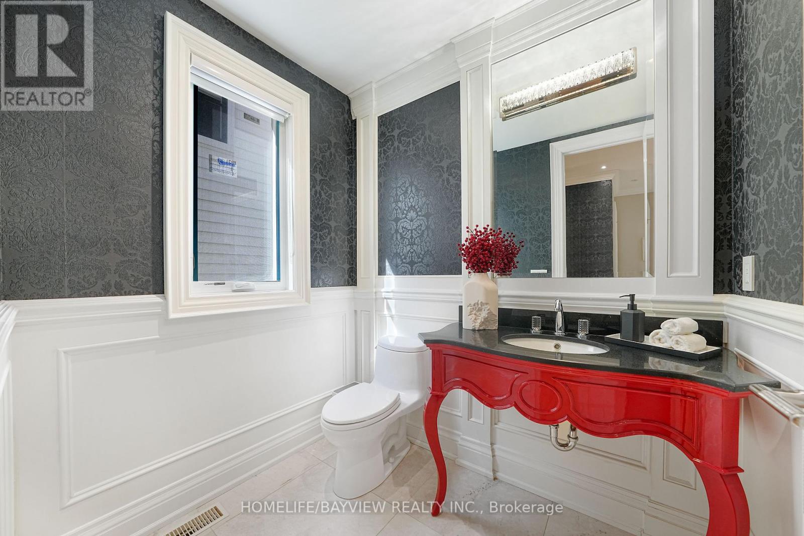 Photo 26 of 111 Hillview Road, Aurora ON