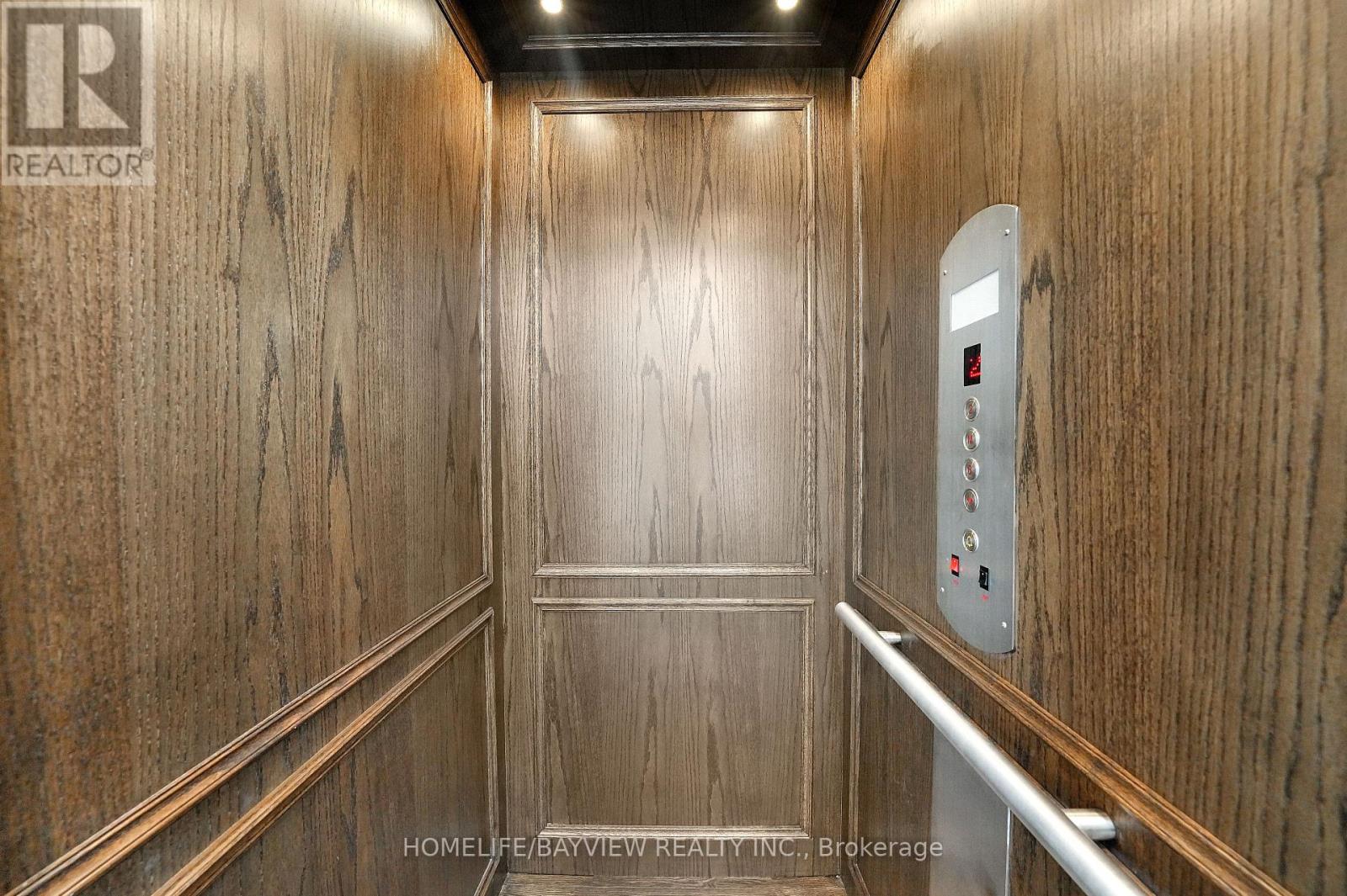 Photo 15 of 111 Hillview Road, Aurora ON
