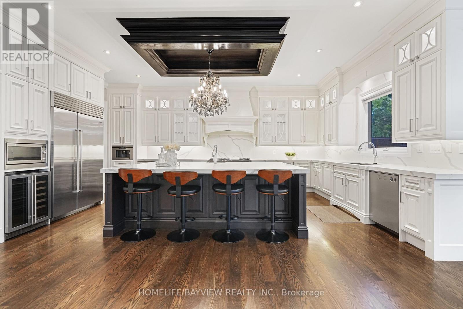 Photo 13 of 111 Hillview Road, Aurora ON