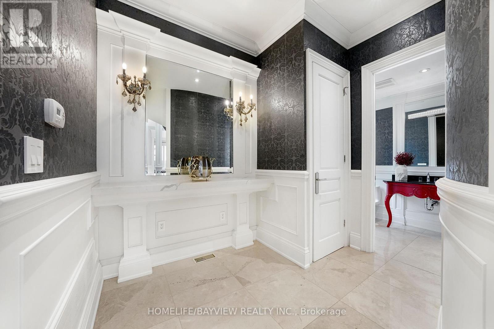 Photo 11 of 111 Hillview Road, Aurora ON