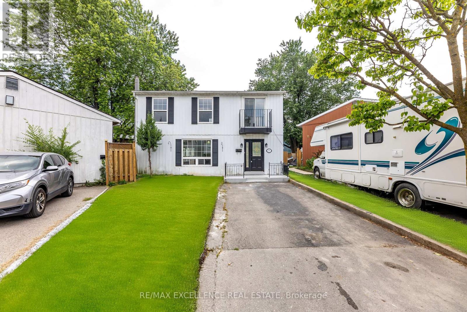 Photo 2 of 20 Hedgeson Court, Brampton ON