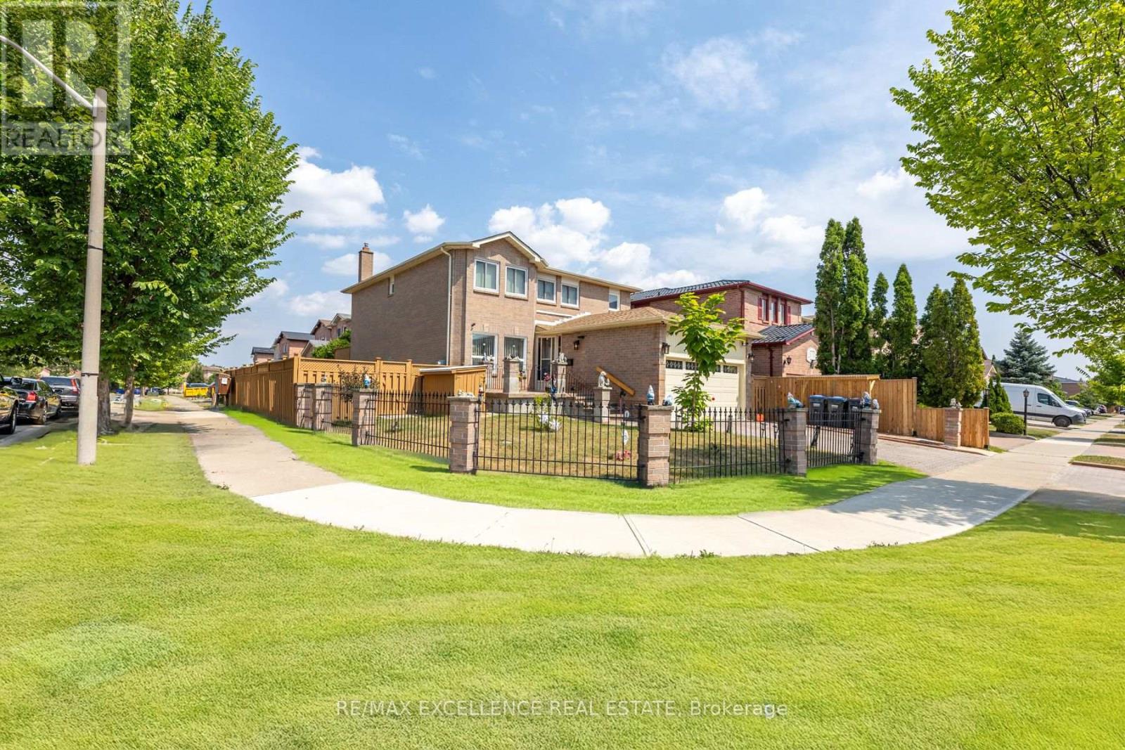 Photo 4 of 55 Atkins Circle, Brampton ON