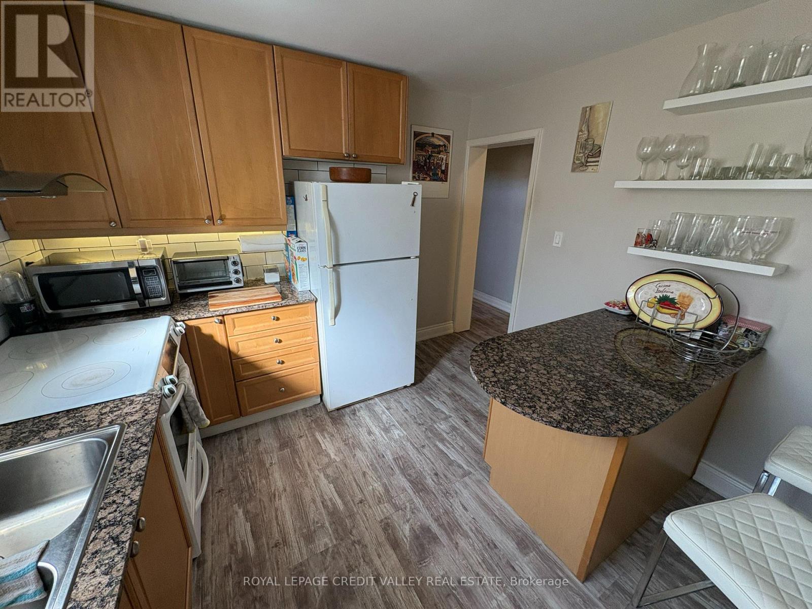 Photo 14 of 1 273 Scarlett Road, Toronto ON