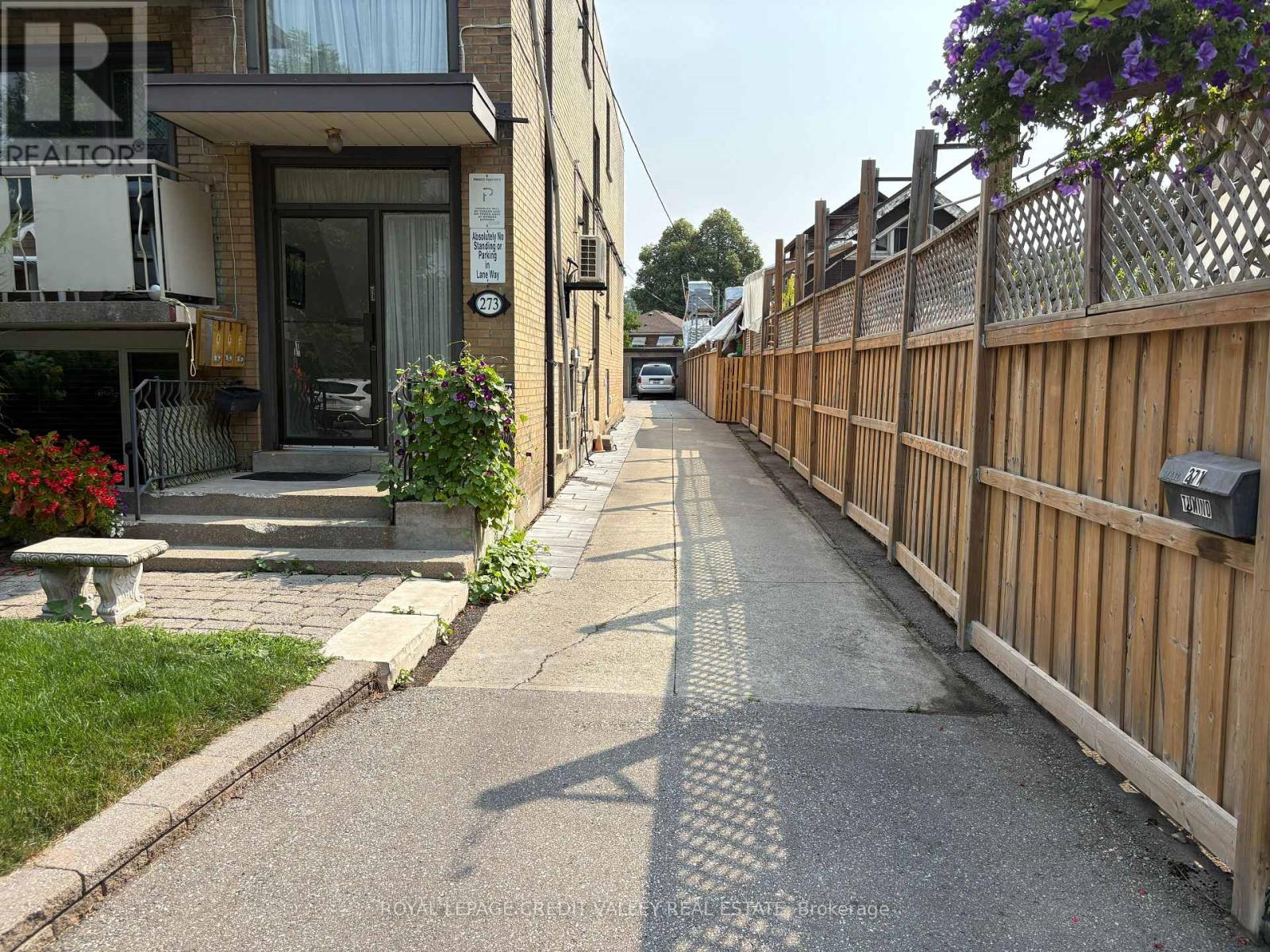 Photo 5 of 1 273 Scarlett Road, Toronto ON