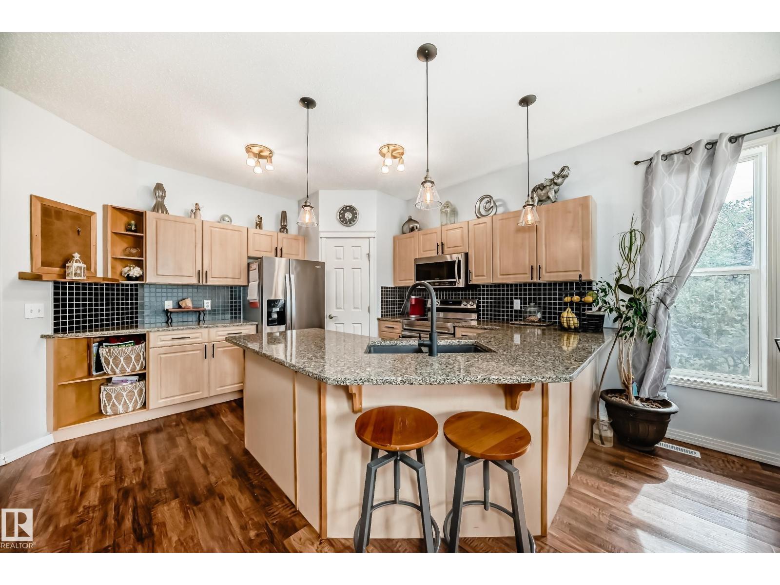 Photo 7 of 4931 152 Ave Nw, Edmonton AB
