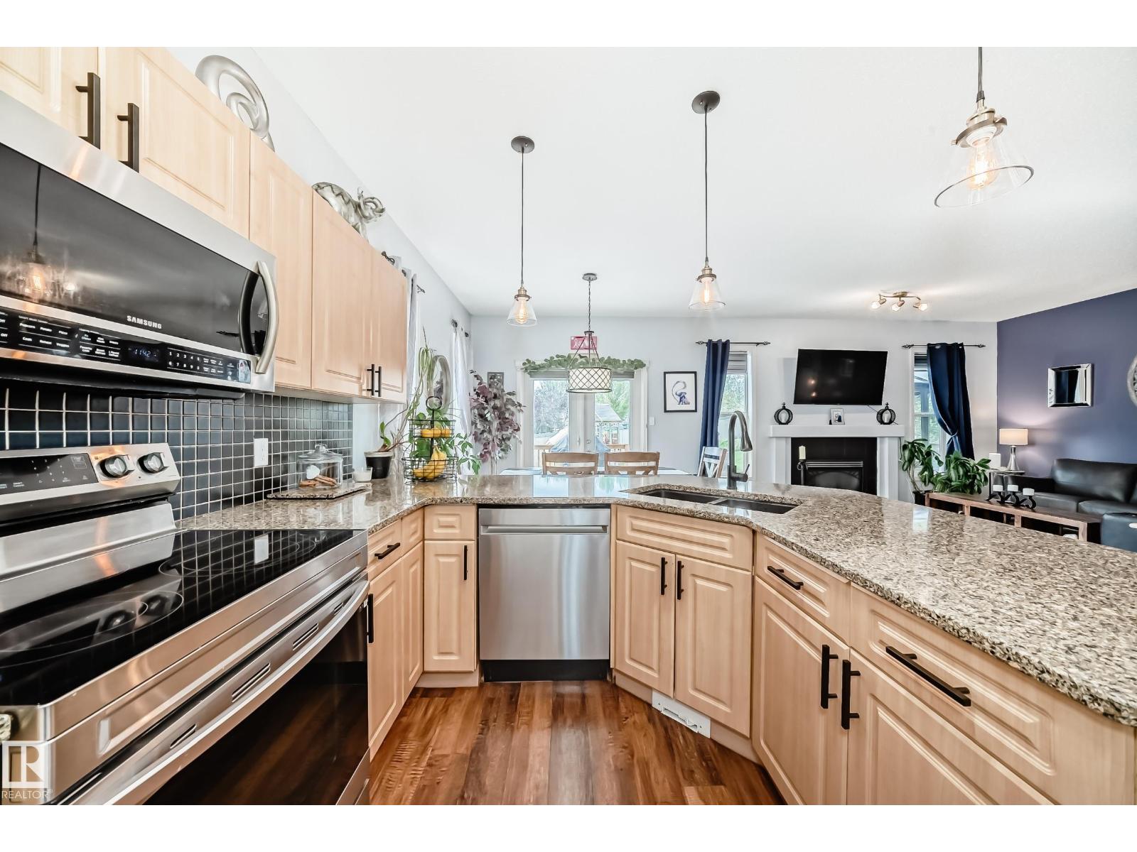 Photo 9 of 4931 152 Ave Nw, Edmonton AB